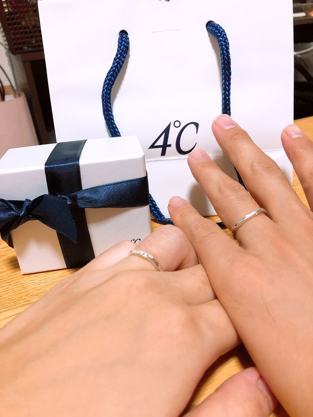 黄色のラインがアクセントになっています。