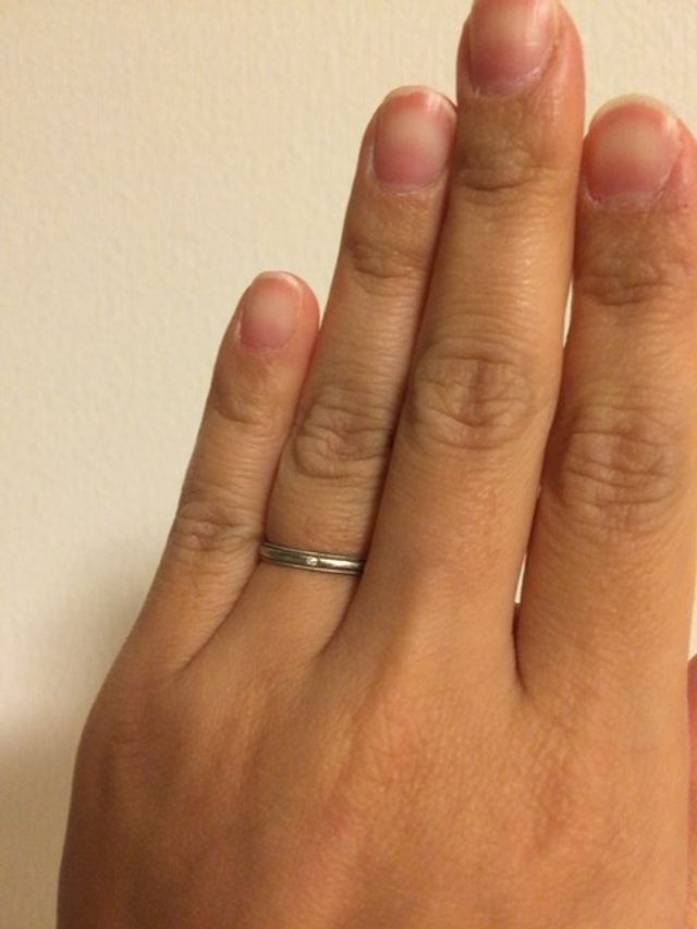 真ん中に小さなダイヤが入っています。