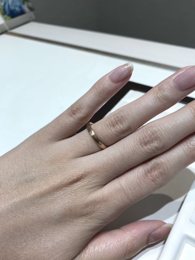 指輪の色味がとっても綺麗です。