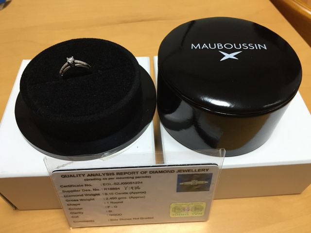 ダイヤの鑑定書つきです。