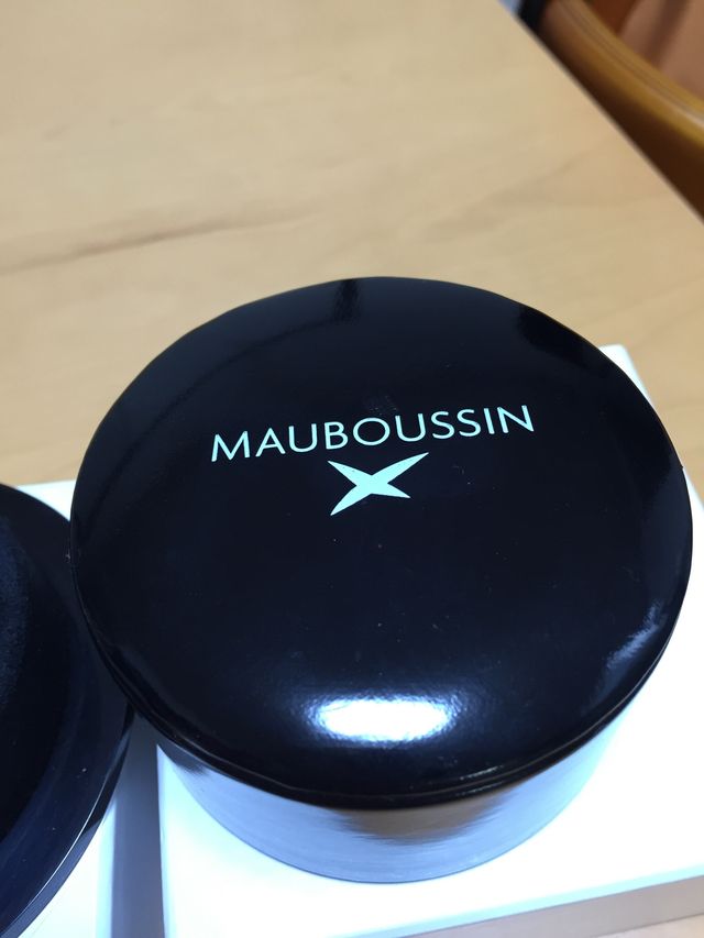 モーブッサンの婚約指輪の箱です。