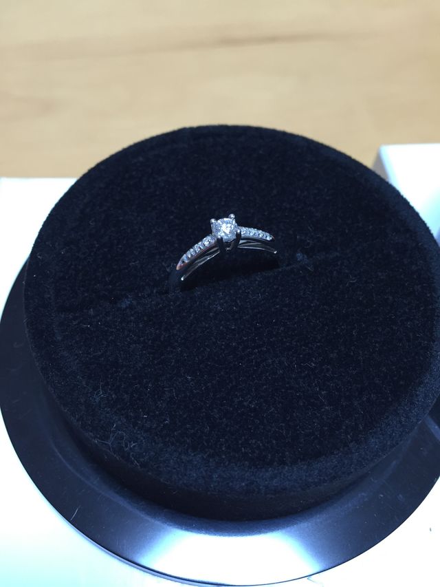 少し見えにくいのですが、ダイヤが埋め込まれています。