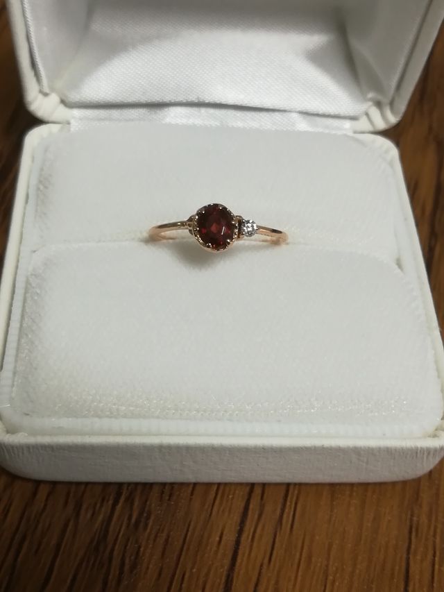 誕生石であるガーネットをメインに、ダイヤは横に配置を。