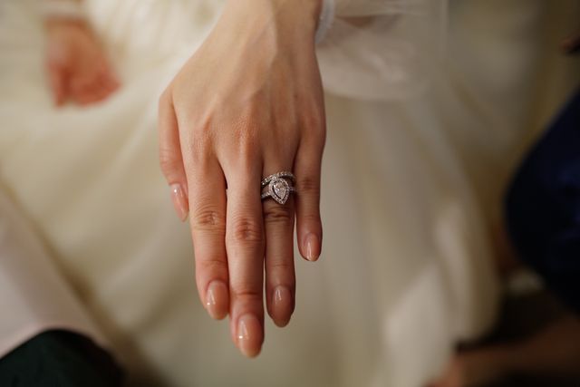 薄暗いところでの輝きが美しいです。