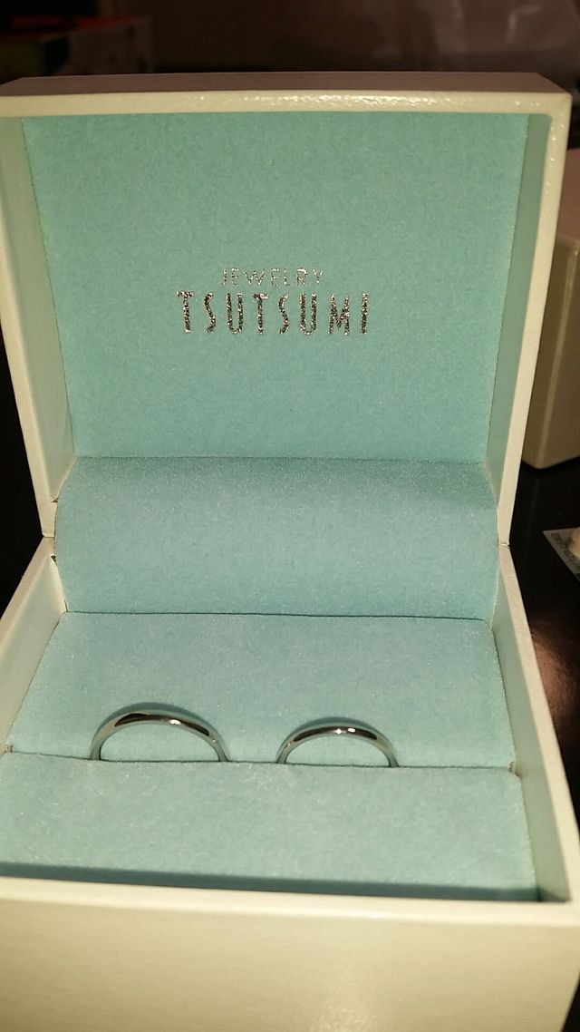 左側が旦那で右側が私です。プラチナです。