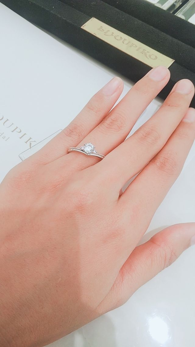 サイドに薄いピンクダイアモンドがついています