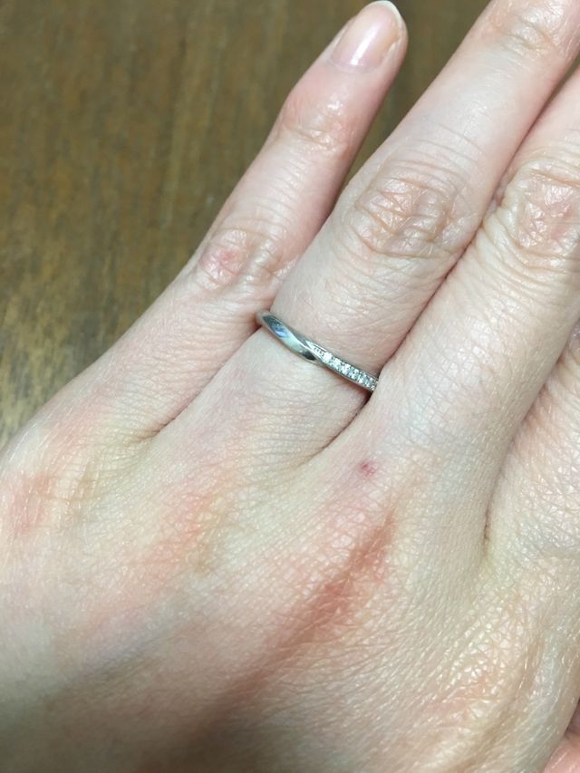 光沢とねじれのあるデザイン
