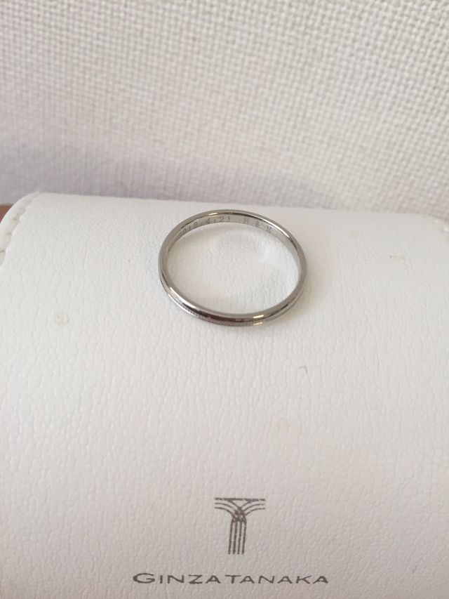 リングの内側に、記念日の日付とイニシャルが刻印されています