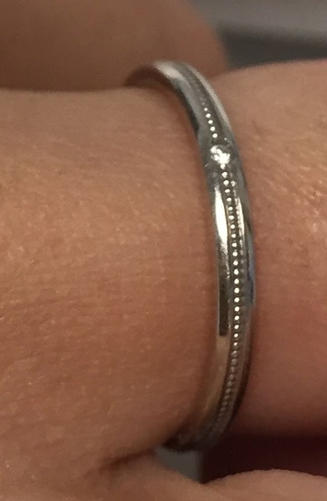 リングを一周する細かい模様は小さなダイヤモンドです