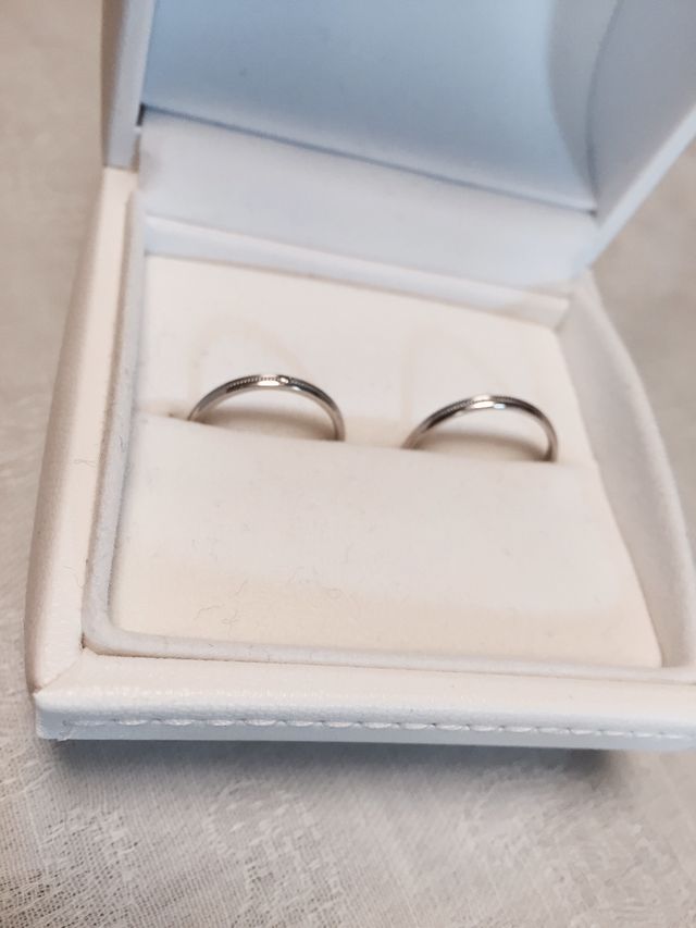 右：男性用、左：女性用。女性用のみ、ダイヤモンドのアクセント