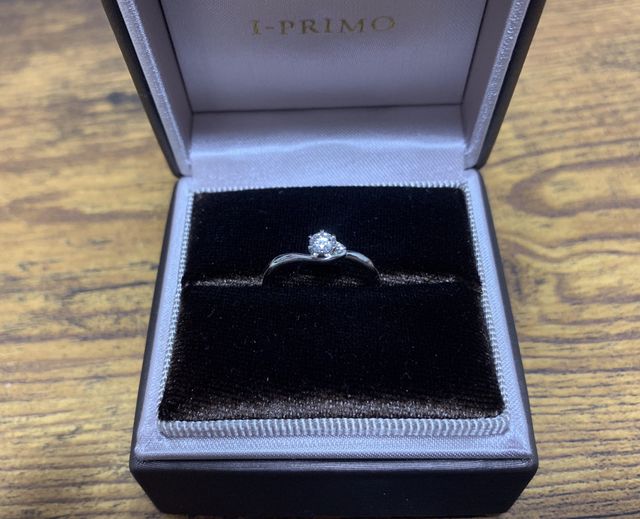 メインのダイヤの横に小さなダイヤがあって、シンプルすぎない