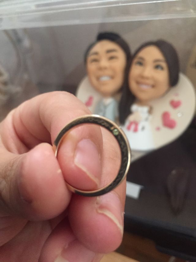 誕生石を２つ入れられるというデザイン。