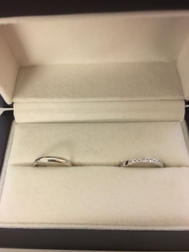 結婚指輪で、小さいダイヤでリボンの形になってます。