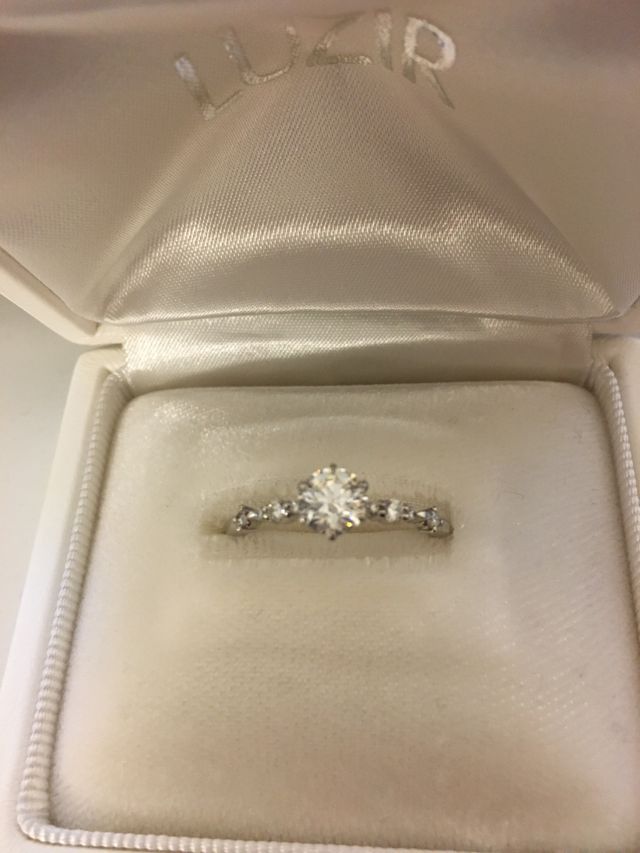 婚約指輪で、メインのダイヤの周りに小さめのダイヤがついてます