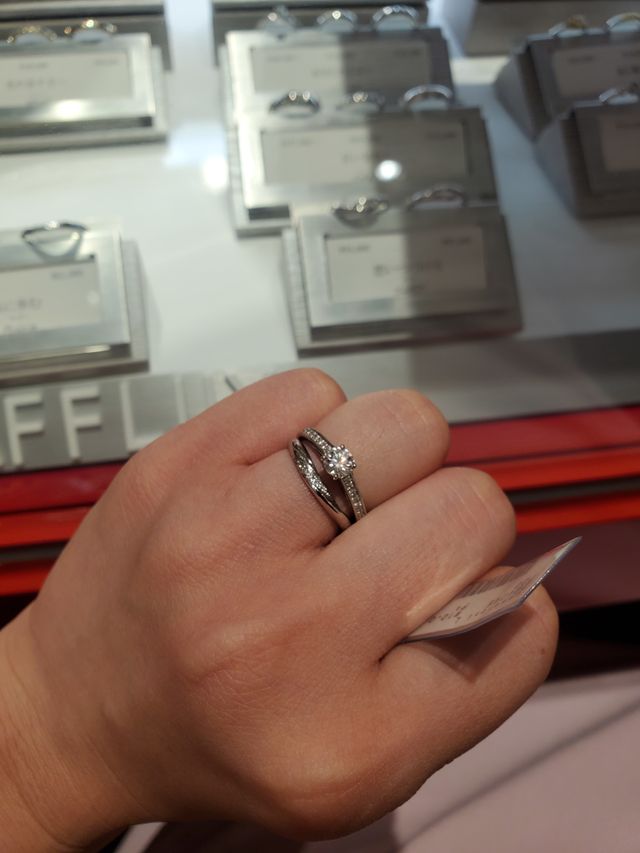 こちらのデザインともまよいました。