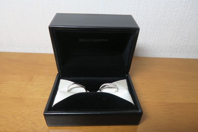 彼のは、シンプルなデザインのものです。