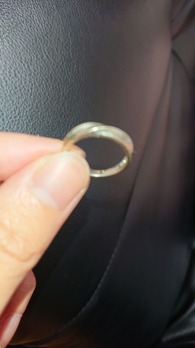 ちょっと分かりづらいですが指の横辺りの細い部分に刻印入ります