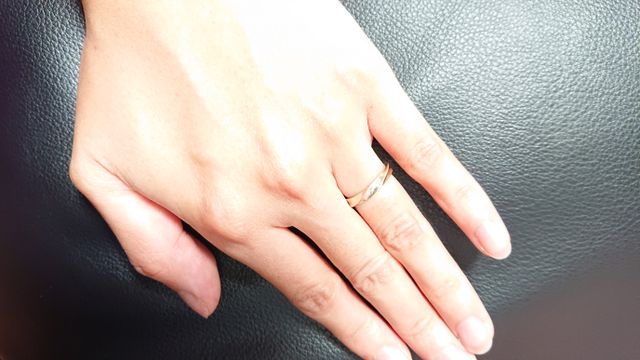 シルバーでデザインもシンプルです。