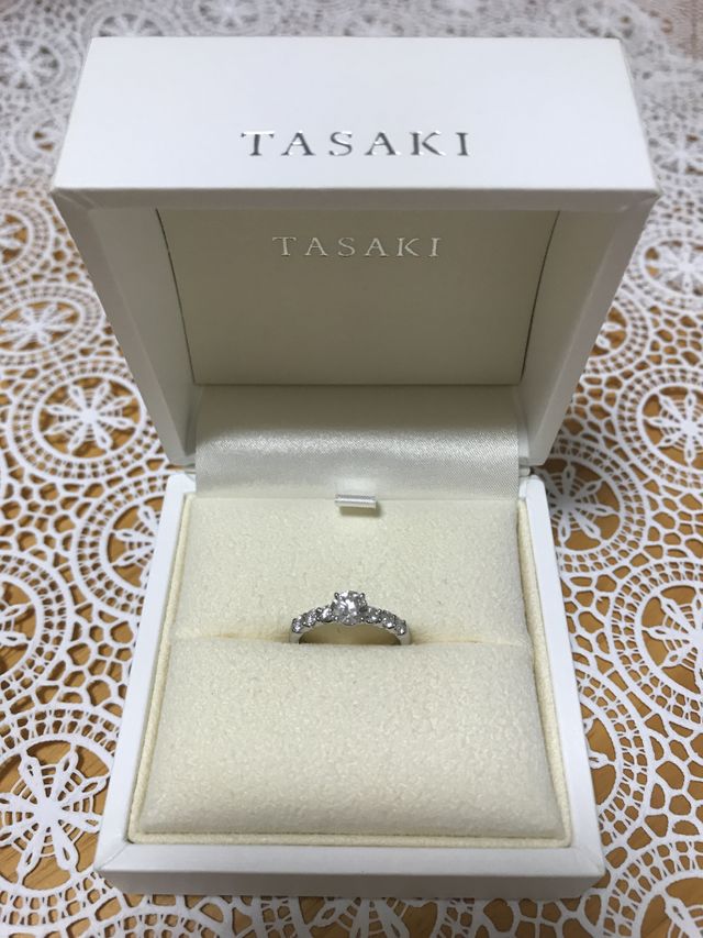 婚約指輪は中央に大きめのダイヤ1石、両側に3石ずつのダイヤ。