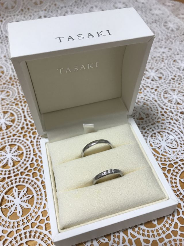 結婚指輪はダイヤが3石入ったシンプルなもの。