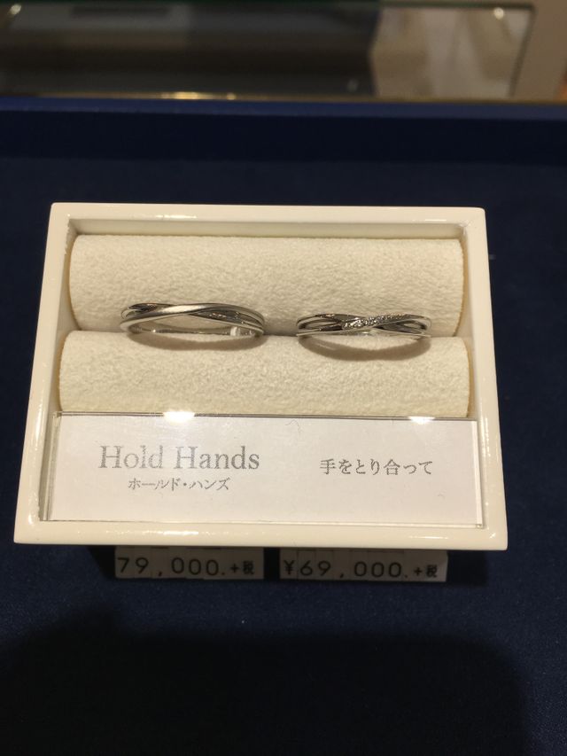 ウェーブが綺麗。男性はシンプル、女性のダイヤが目を引きます。