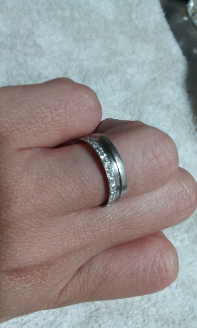 リングを二つ付けているようなデザイン。