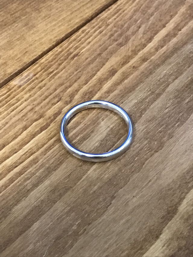 シンプルデザインの楕円型のリングになります。