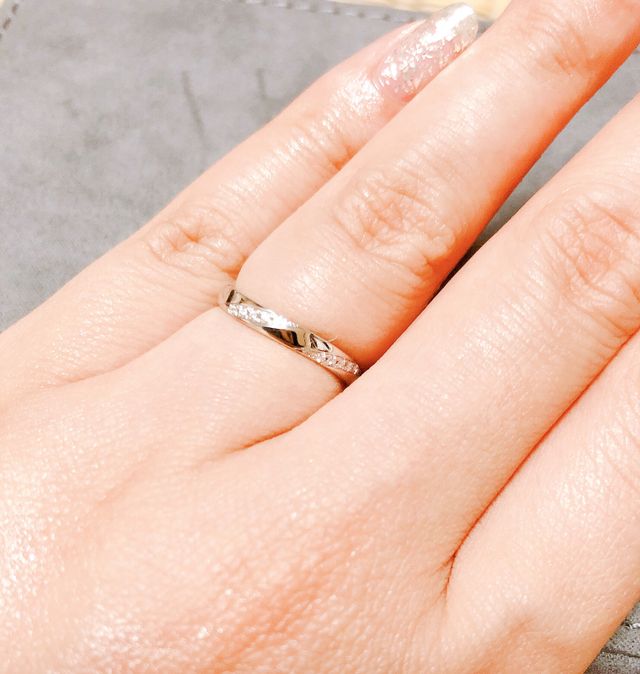 指輪が少しカーブが付いていてダイヤのラインが2連になっている