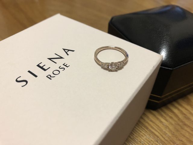 リングの内側には、交際記念日と誕生日石を入れてもらいました。