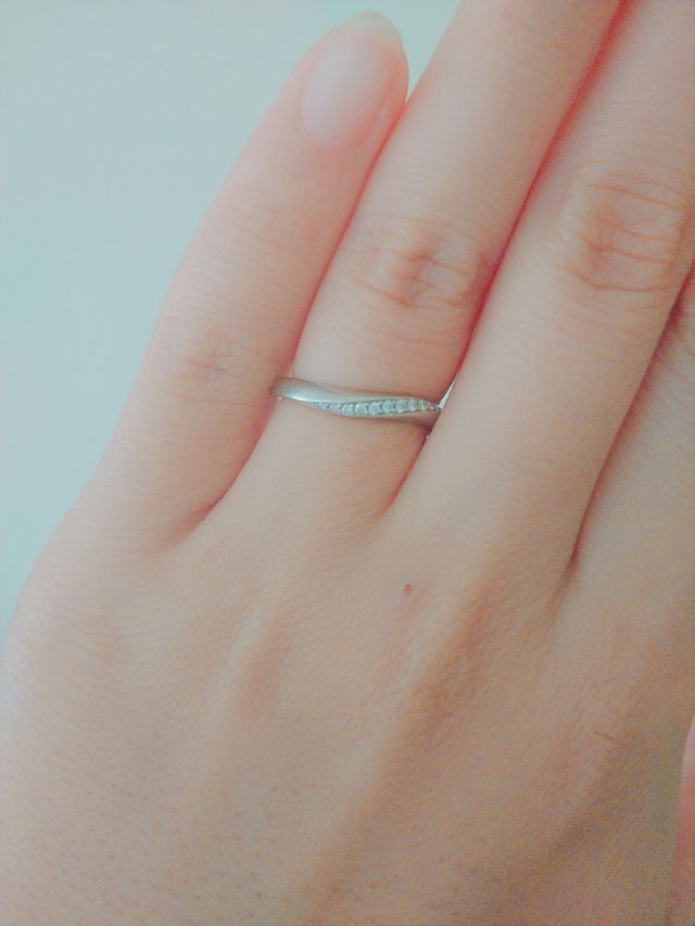 指が綺麗に見えるウェーブになってるデザインです。