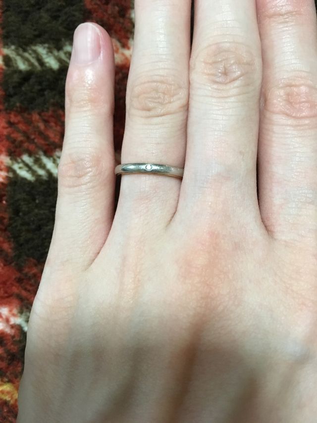 ダイヤが１つ付いたシンプルな指輪で内側はピンクゴールドです。