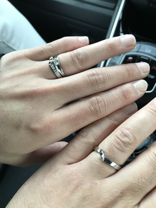 結婚指輪は写真ではわかりにくいですが金埋め加工がされてます。