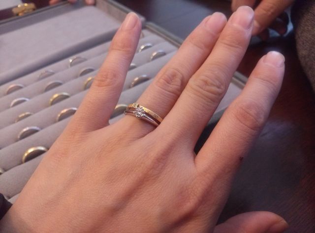 上につけてるのが結婚指輪です
