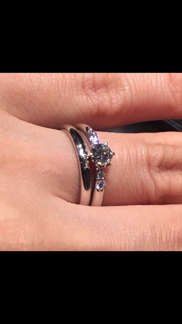 購入した婚約指輪と結婚指輪を重ね付けしました。