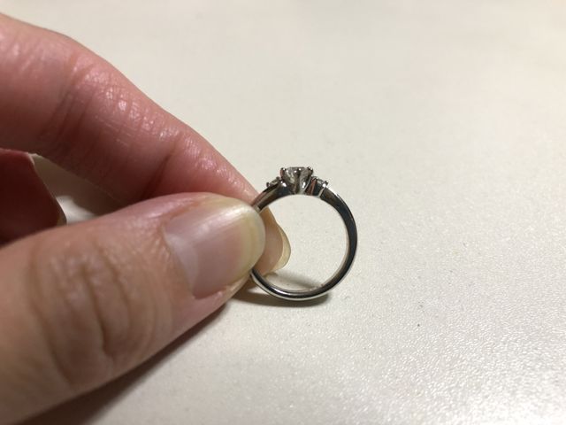 ダイヤモンドがキラキラしていてとても綺麗な指輪です。