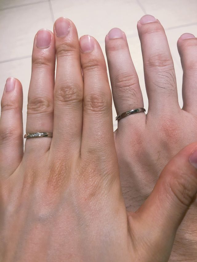 結婚指輪をつけている写真です。