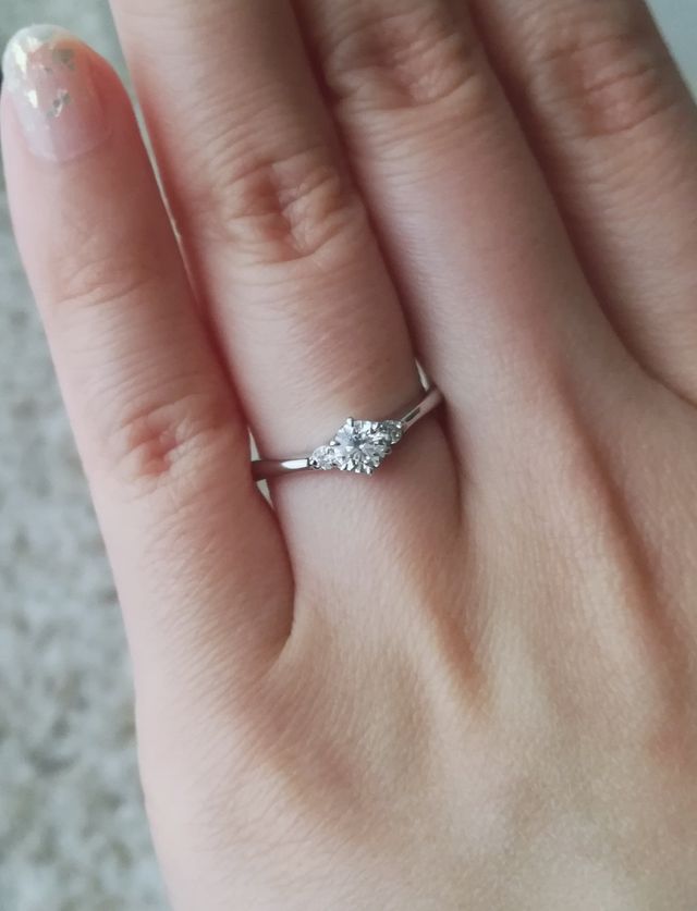 指を綺麗に見せてくれるデザインです。