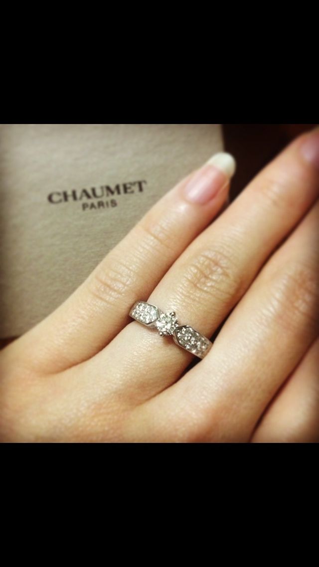 指輪は少し大きめ。シンプルな結婚指輪と重ね付けしてもGOOD