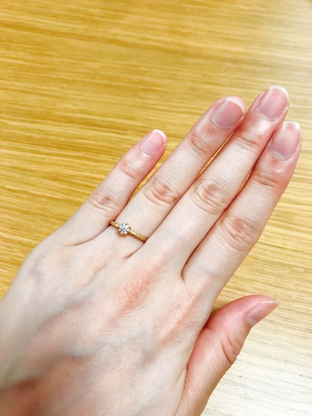 着用時の写真です。指を華奢に見せてくれる気がします。