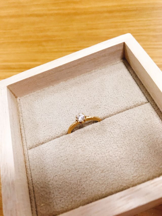 指輪の表面は少しゴツゴツとして味があるところがとても素敵です
