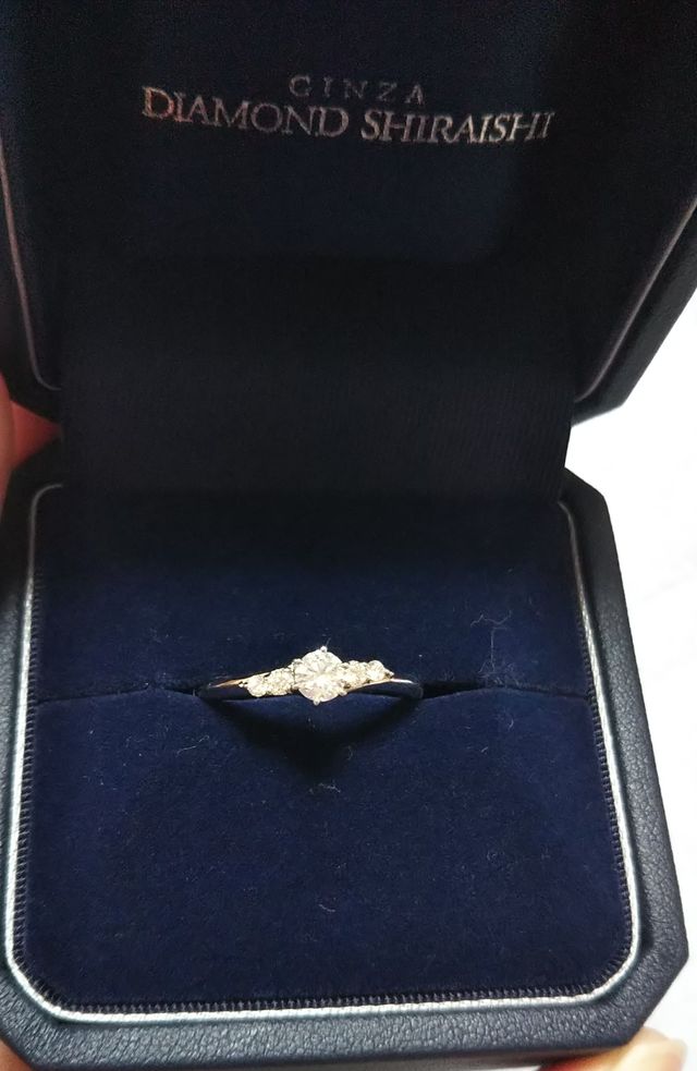 ダイヤモンドの両側にメレダイヤがあり、程よくウェーブしている