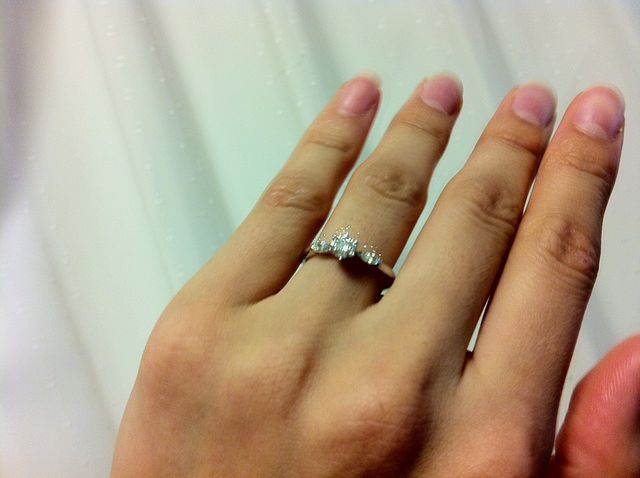 サイドストーンがあしらわれたデザイン