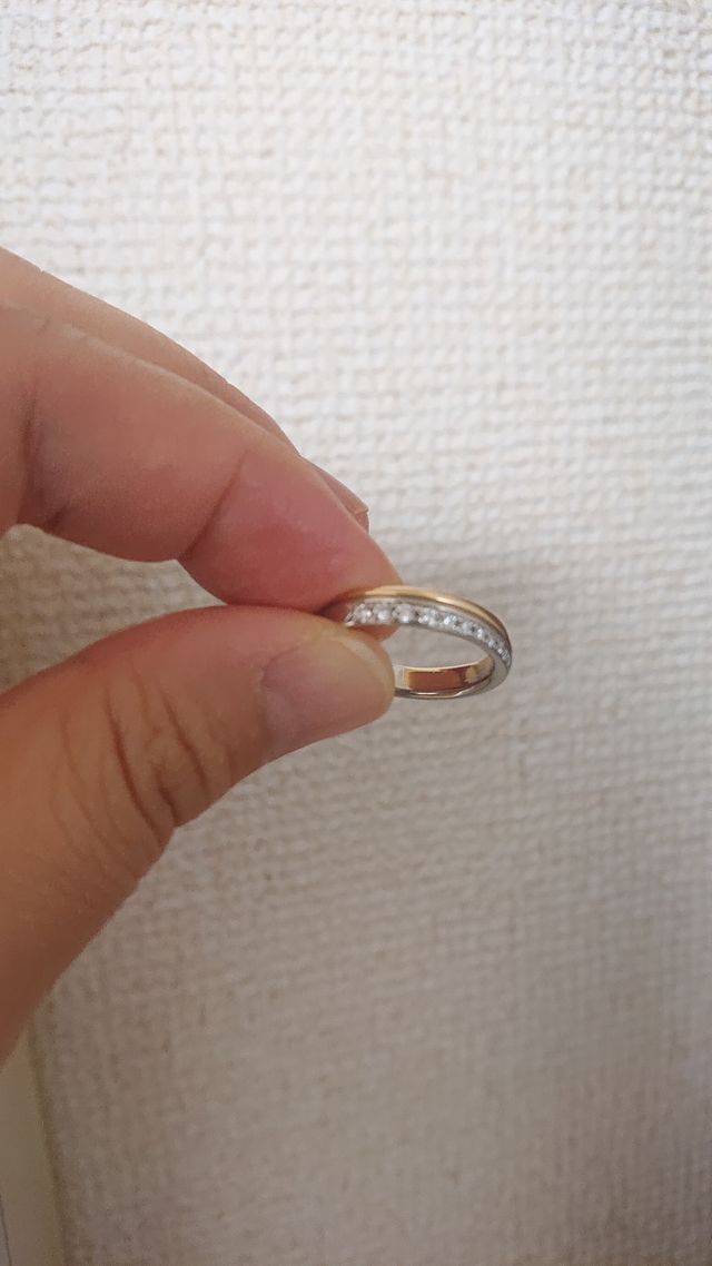プラチナと18金のコンビ色で、たくさんダイヤが入っています。