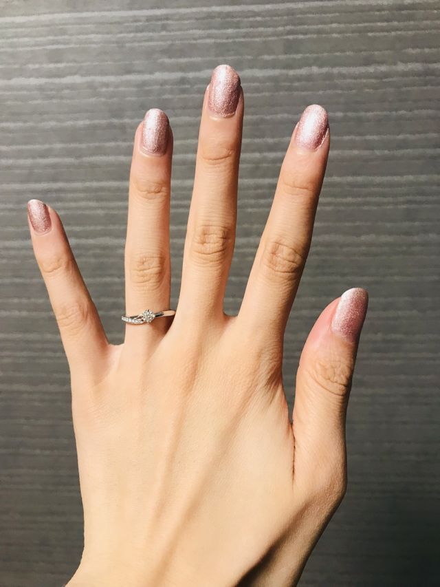 Vシェイプの可愛らしい指輪