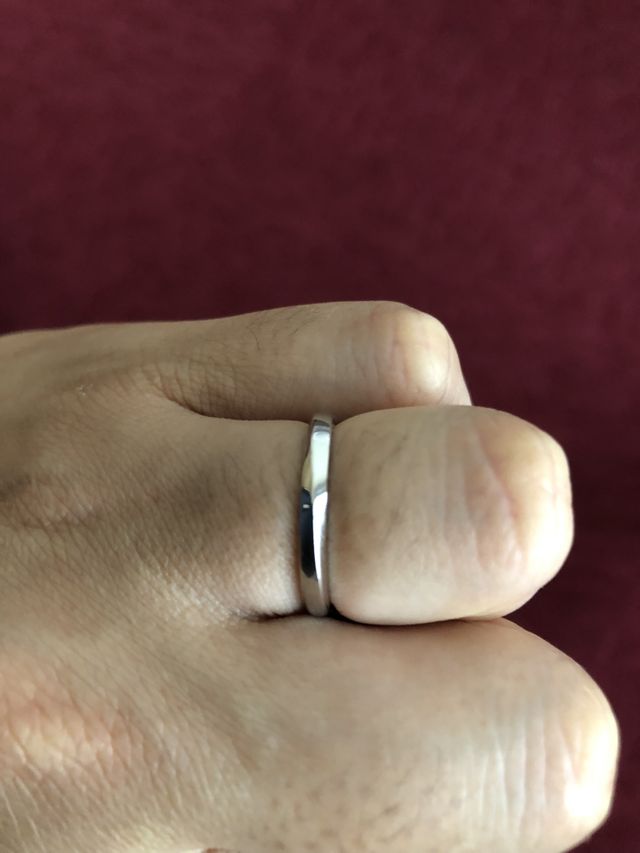 凹凸があるタイプのシンプルな指輪を選択しました。