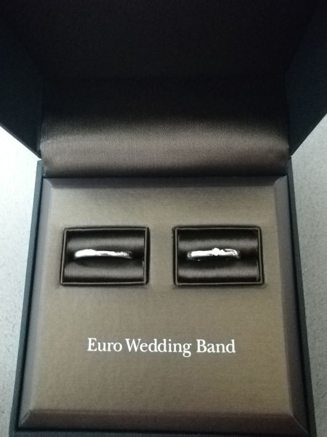 シンプルなデザインで永く付けていられそうな指輪です。