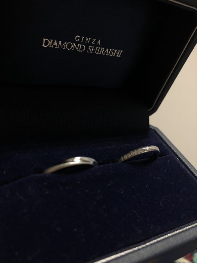 2つともブーケという指輪のデザインですが、すこーし違うんです