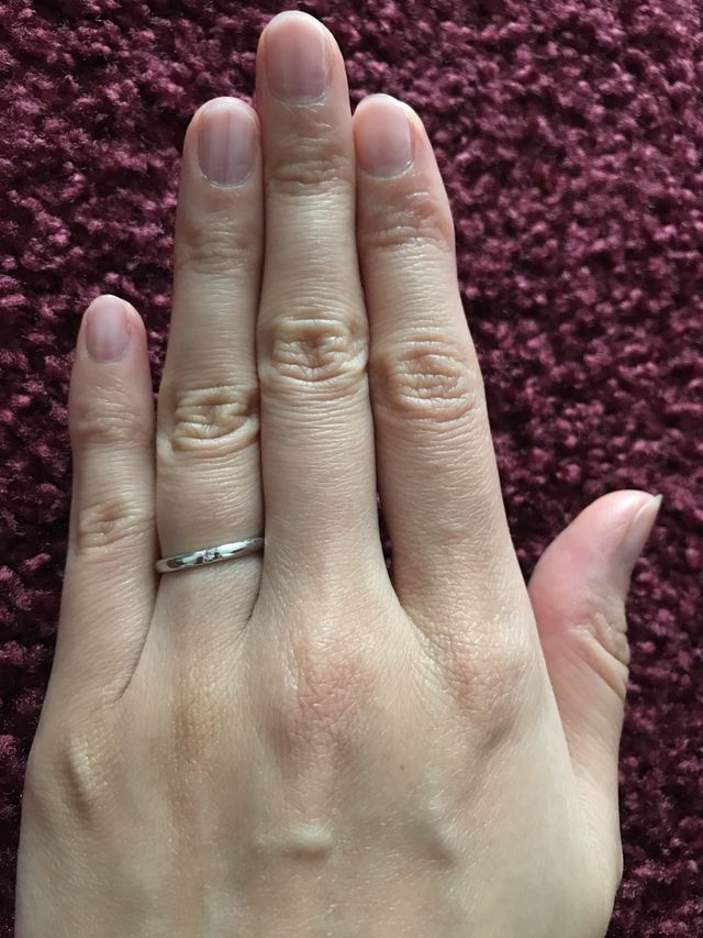 細い指にあう細めのシルバーのリングです。