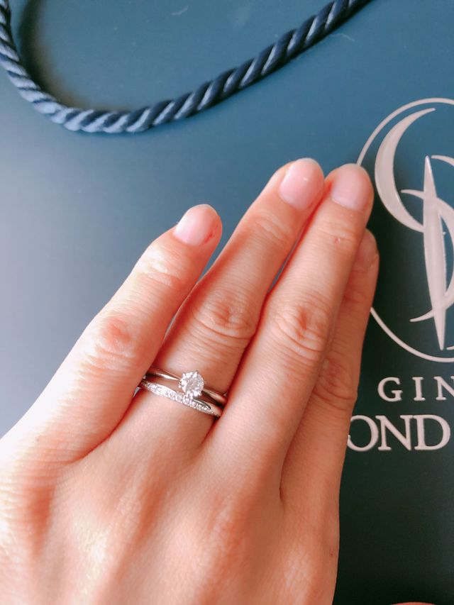 マリッジリングとエンゲージリングを重ねた時の感じが素敵です