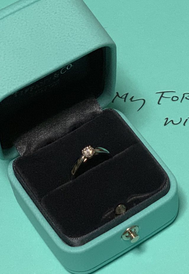 すっきりとしたデザインでかわいらしい雰囲気の指輪です。